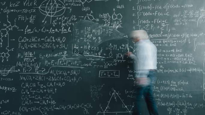 科学家在黑板上写计算的时间间隔
