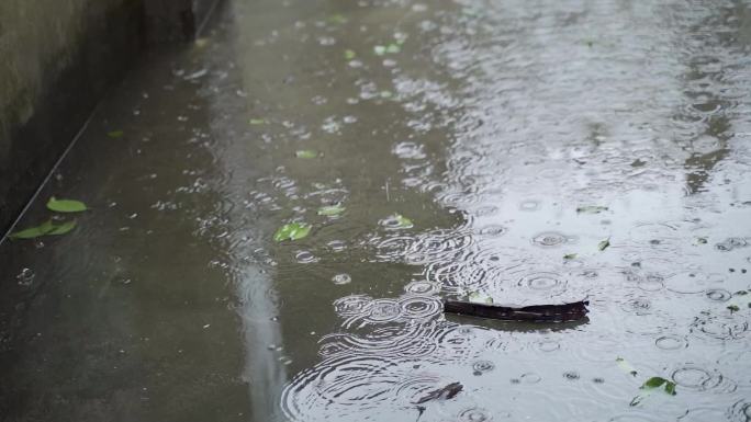 雨中的社区街道环境