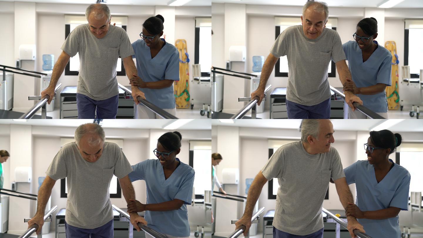 女理疗师在医院用双杠激励老年男性患者努力