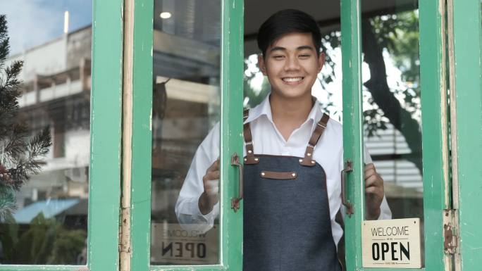 年轻的咖啡馆店主新加坡咖啡厅营业员