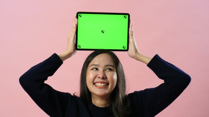 女子展示数码平板电脑绿屏
