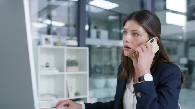 在接电话的女人电话谈话白领电脑前