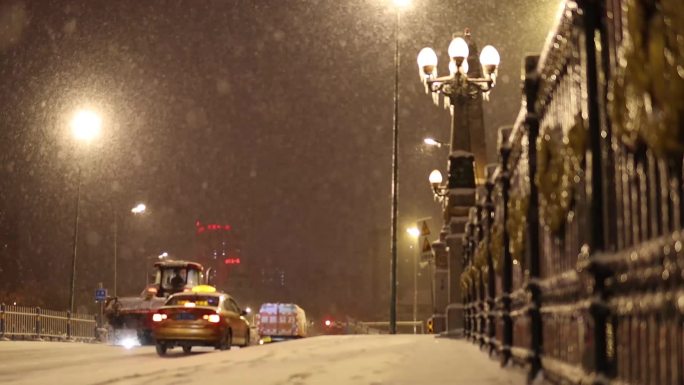 冰城有冰雪更有温度：哈尔滨雪夜之霁虹桥