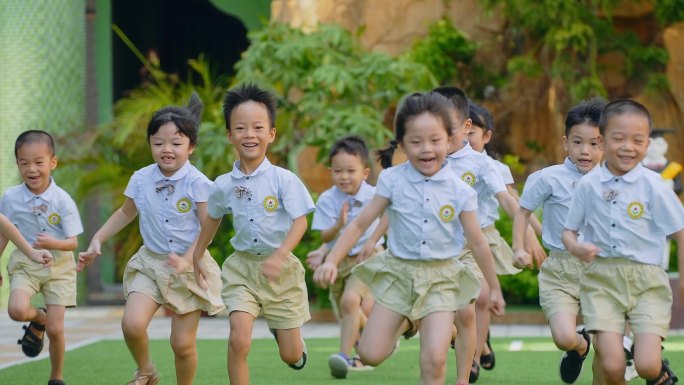实拍4K幼儿园小孩欢乐玩耍