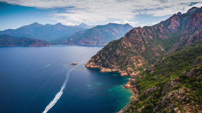 海岸线湖泊水资源游船客轮拖尾