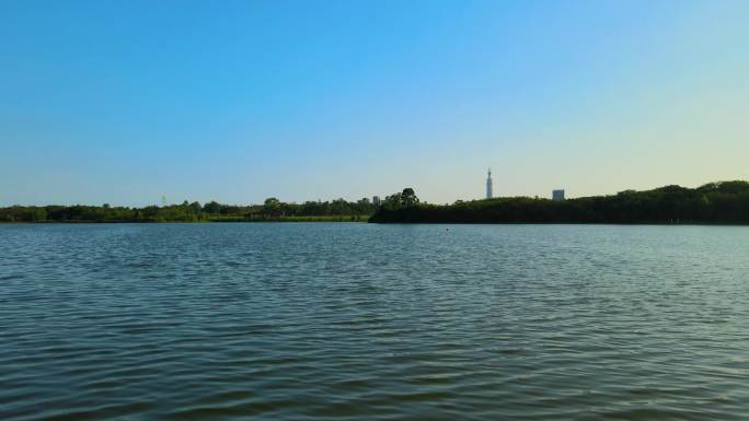 成都清澈的蓝天白云青龙湖湿地公园城市水域
