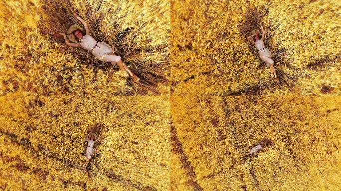 一位年轻女子躺在金色麦田成熟的麦穗中