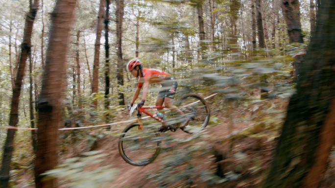 山地自行车比赛森林骑行自行车运动