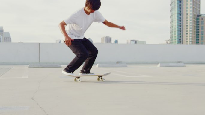 滑板运动员做极限翻转动作