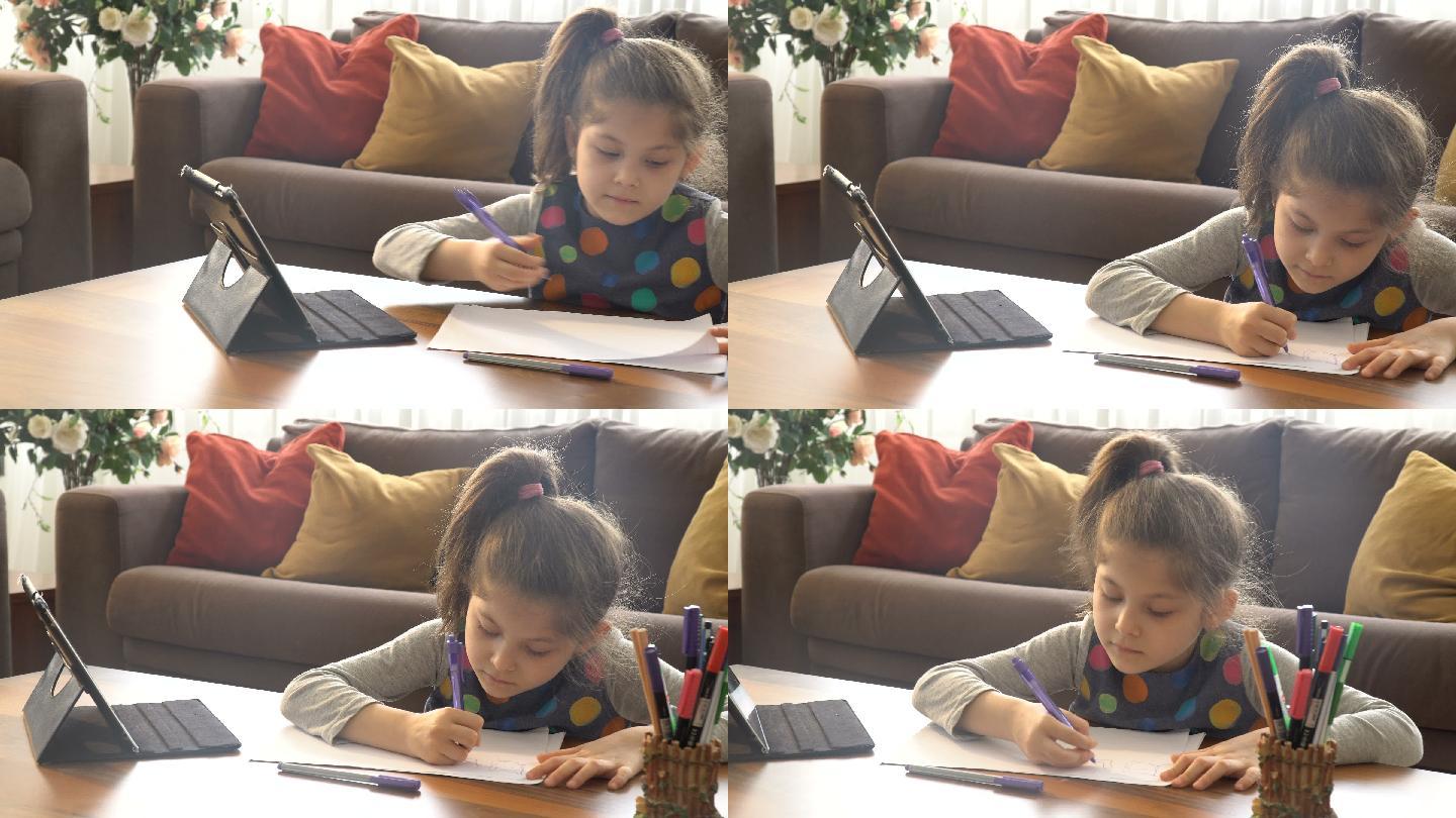 可爱的小女孩在白纸上写字