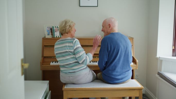 一对老年夫妇在家弹钢琴的4k视频片段