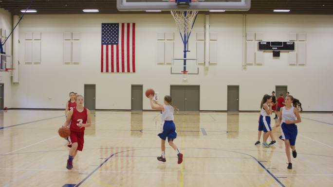 篮球练习国外青少年高中生打篮球