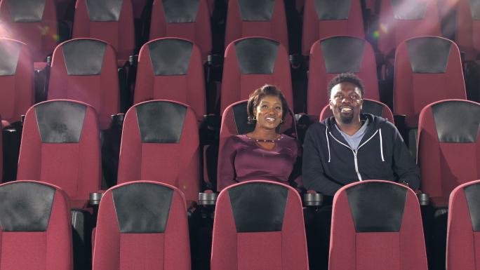 夫妇在空荡荡的电影院里看电影