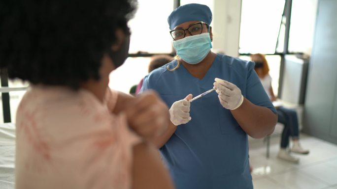 一位戴着口罩接种疫苗的年轻男子的肖像