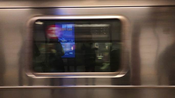 地铁等车车来了美国地下铁