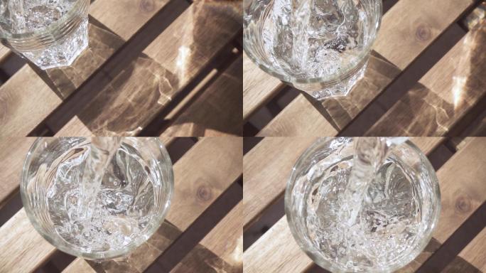 水倒入桌上的玻璃杯