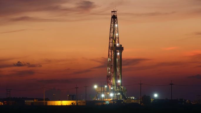 石油工业的夕阳闪亮原油采矿-自然资源