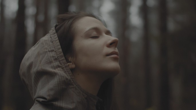 安静的女人祷告鼻息野外