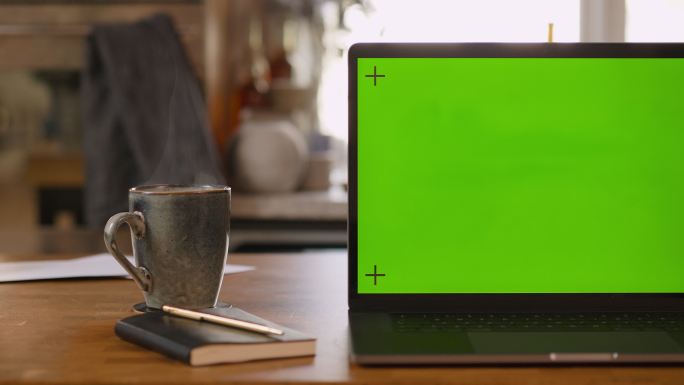 家中厨房的绿色屏幕笔记本电脑