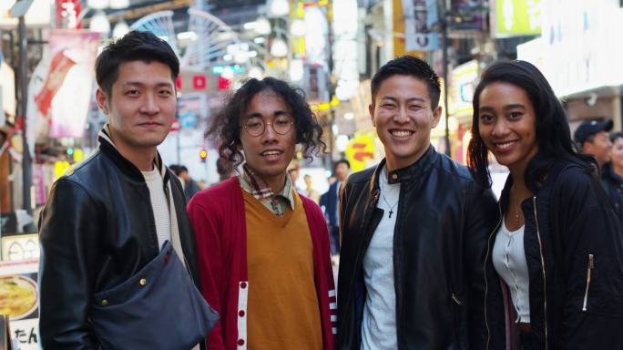 东京街头微笑的年轻朋友们