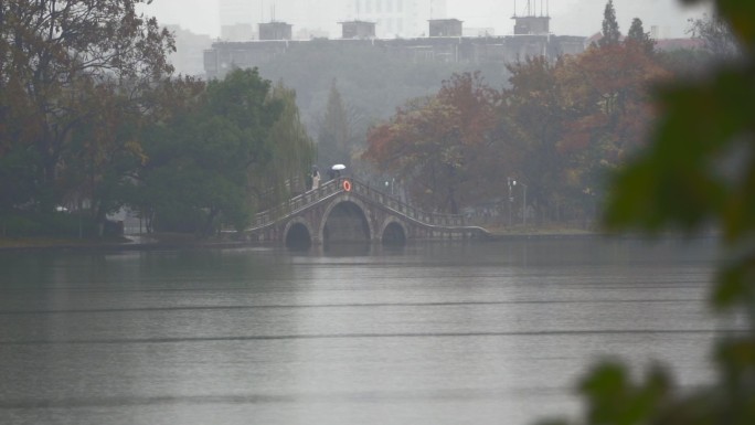 江南烟雨朦胧湖面雨景