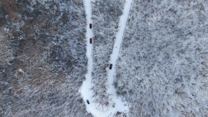 航拍雪地行车