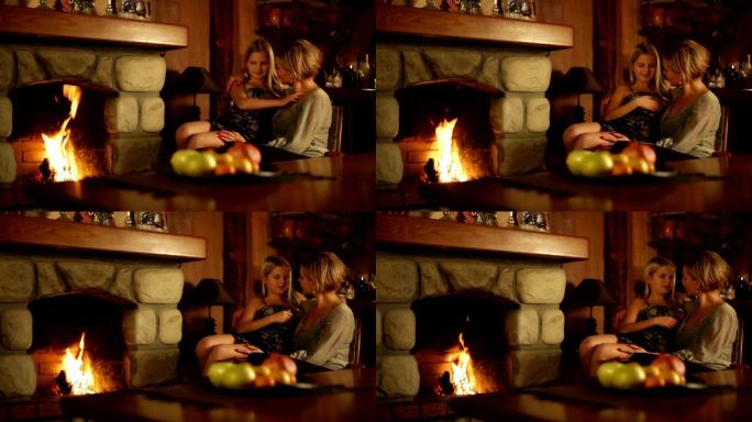 妈妈和女儿在壁炉旁聊天