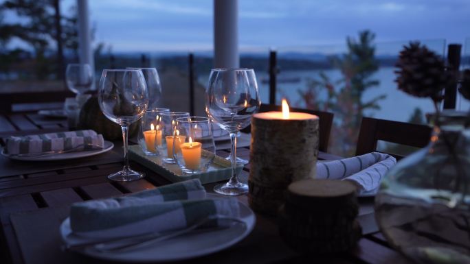 日落时分的浪漫海滨餐厅