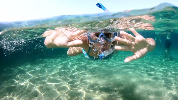 享受浮潜乐趣水下打招呼装备水面