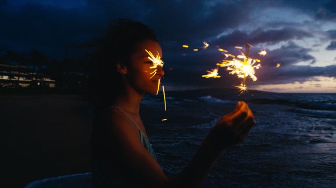 拿着烟花的女人欧美外国人种优雅高端跨年烟