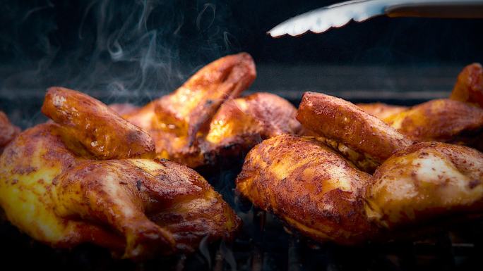 烤架上的烤鸡炭火烟雾烤熟食物自制烤肉致癌