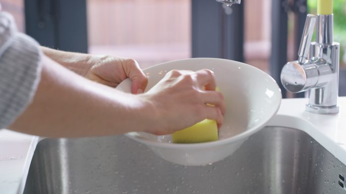 女人在家洗碗洗碗机洗洁精去污渍