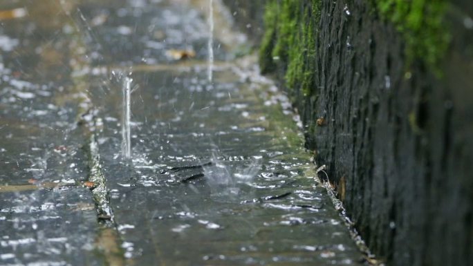 下雨屋檐水青石板雨滴飞溅