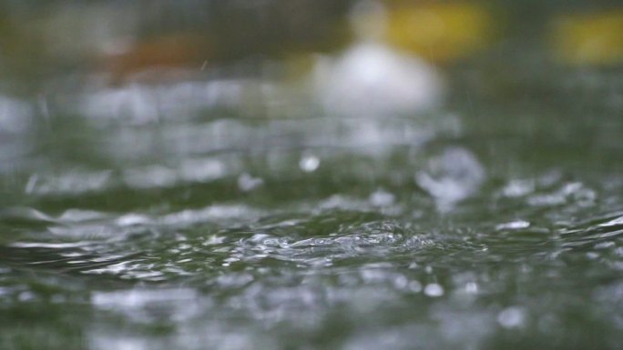 水面雨滴水滴落水