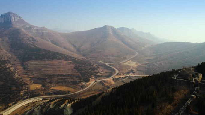 飞越山脊发现壮阔群山