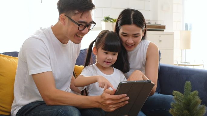 快乐的亚洲家庭亲子互动高质量陪伴成长益智