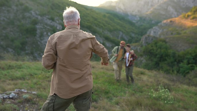 徒步旅行国外外国爬山登山攀岩握手