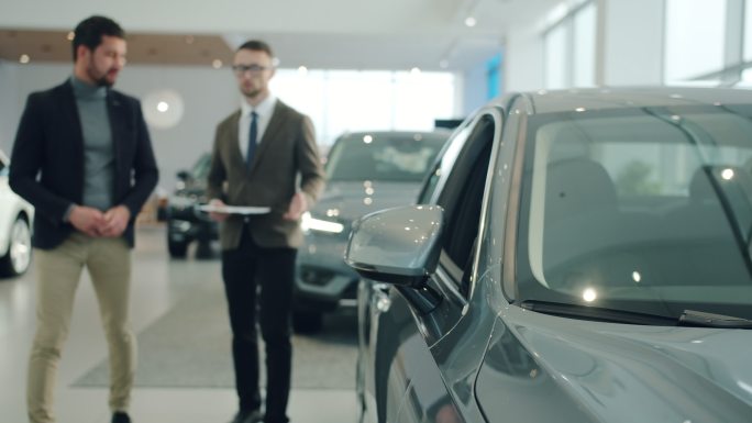 在购买汽车的男人业务介绍市场部业务员商务