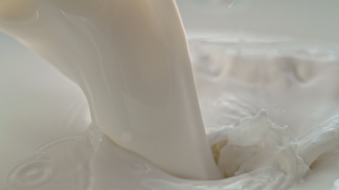 从桶中倒出牛奶牛奶罐溅水可持续资源