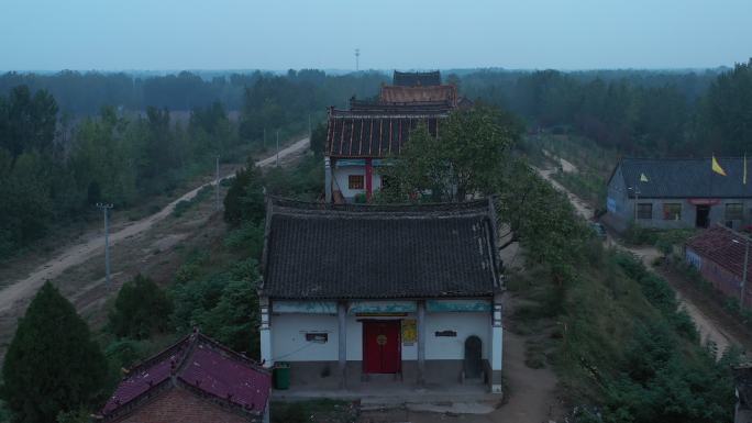 傍晚的雾烟山寺庙