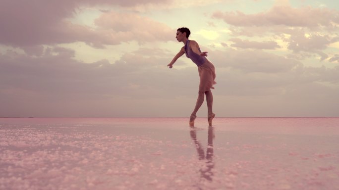 清晨在湖面上跳舞的年轻芭蕾舞演员