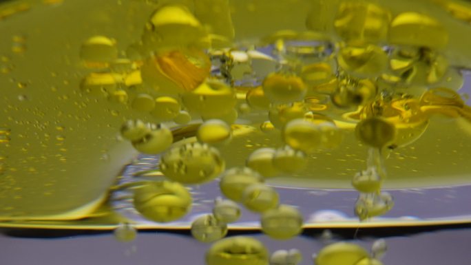 黄色的液体泡滴入水中