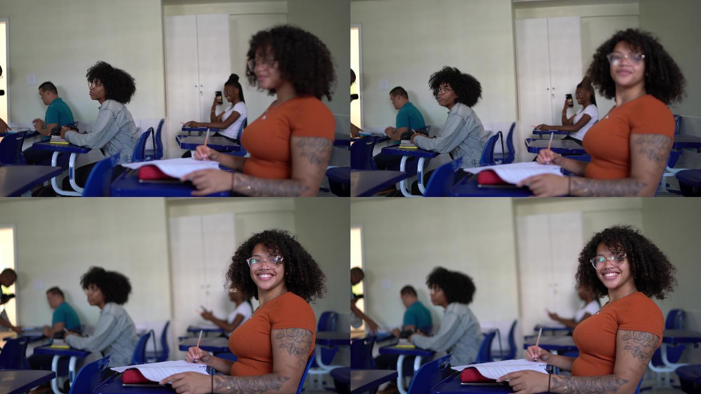 教室里的一名学生大学生纹身女孩实拍