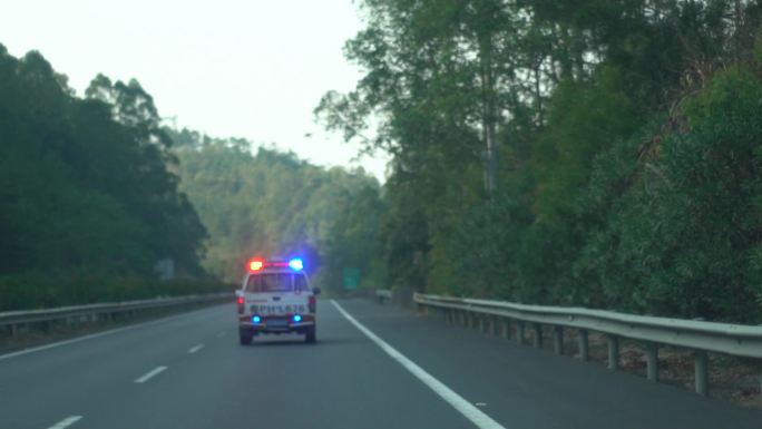 路政救援车交通执法车行驶在路上高速救援