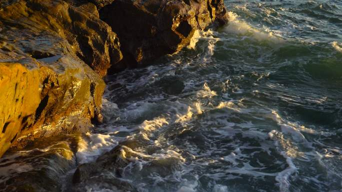 海浪拍打着岩石大海涨潮岩石