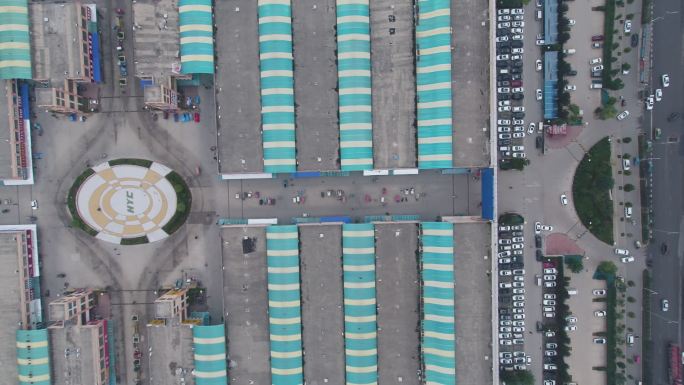 道路车流华耀城鞋服市场大门