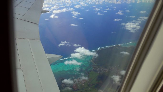 从飞机窗口俯瞰热带岛屿