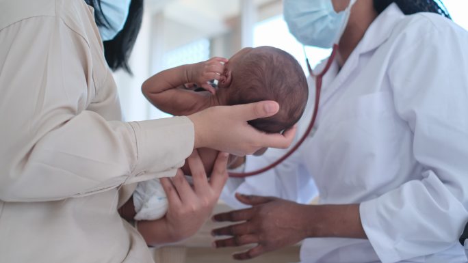 医生给新生儿检查婴儿产科产房