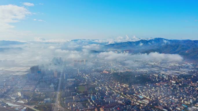 平流雾下的城镇