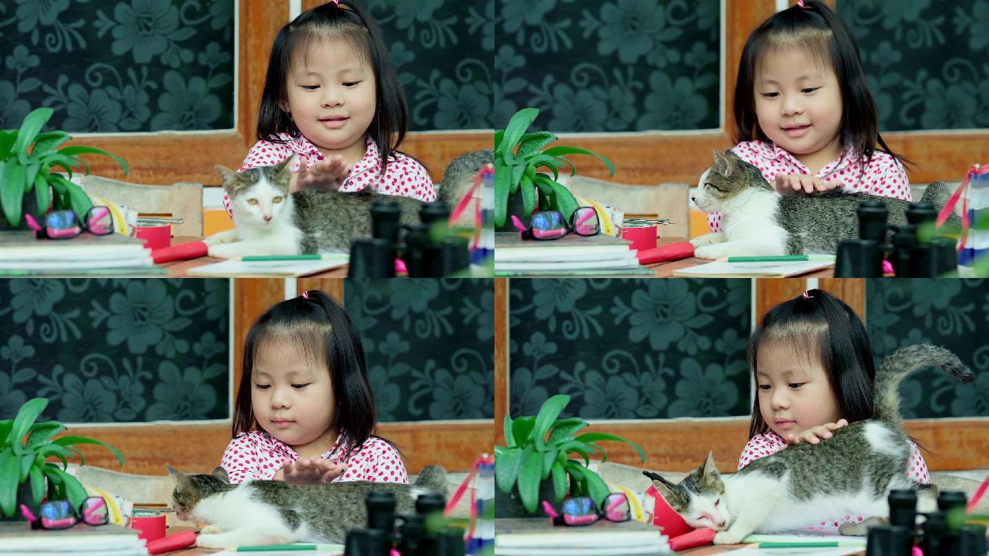 有趣可爱的小女孩在玩猫